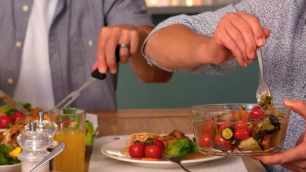 Familjen äter middag tillsammans — Stockvideo