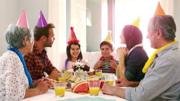 Sevimli aile şirin kardeşleri doğum günü kutluyor — Stok video