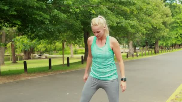 Fit femme étirement dans le parc — Video