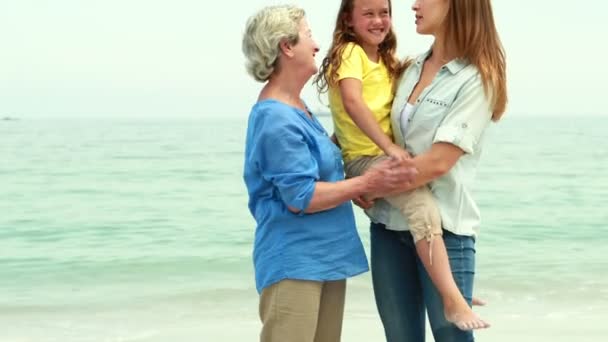 Büyükanne torunu kucaklayan — Stok video