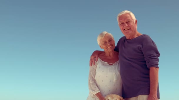 Heureux vieux couple avec chien souriant — Video