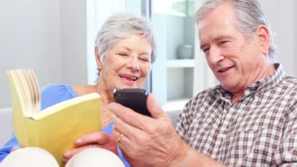 Schattig bejaarde echtpaar met smartphone — Stockvideo