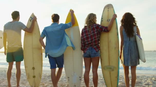 Groep vrienden houden surfplank — Stockvideo