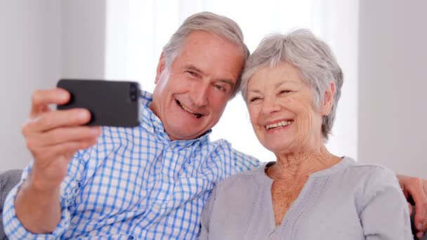 Idősebb pár, akik szelfit készítenek. — Stock videók