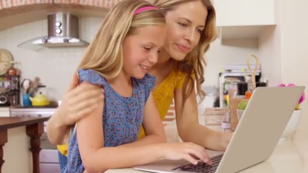 Mãe e filha usando laptop — Vídeo de Stock