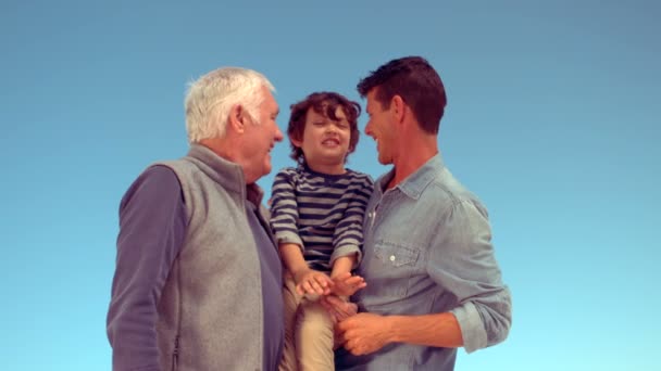 Батько і дід лоскоче хлопчика — стокове відео