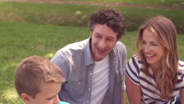 Familia con perro en el parque — Vídeo de stock