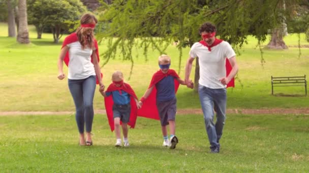 Familjen låtsas vara superhjälte — Stockvideo