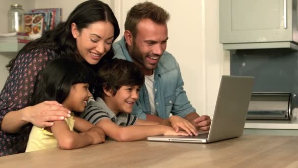 Familia usando el ordenador portátil juntos en la cocina — Vídeos de Stock