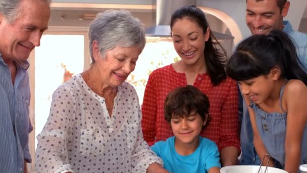 Cuisiner ensemble en famille multi-génération — Video