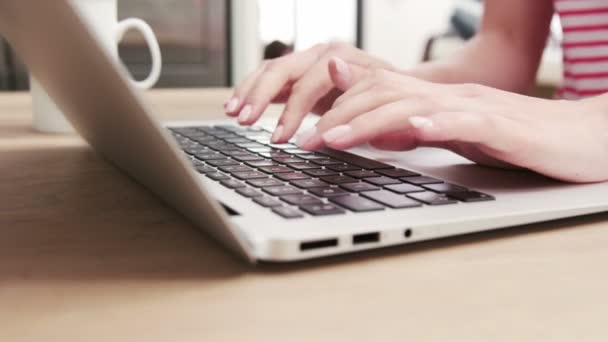 Vista de cerca de una mujer escribiendo en su computadora portátil — Vídeo de stock