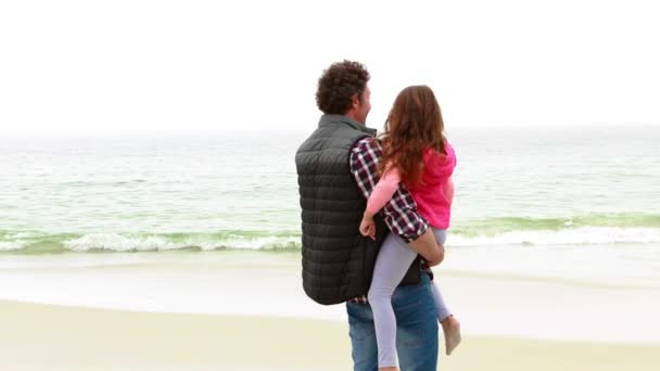Батько і дочка дивляться на пляж — стокове відео