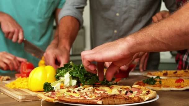 Amigos sorridentes fazendo pizza juntos — Vídeo de Stock