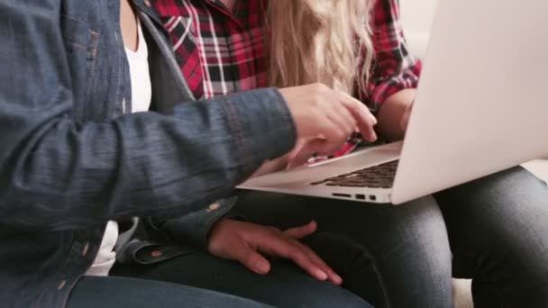 Twee vriendinnen kijken laptop — Stockvideo