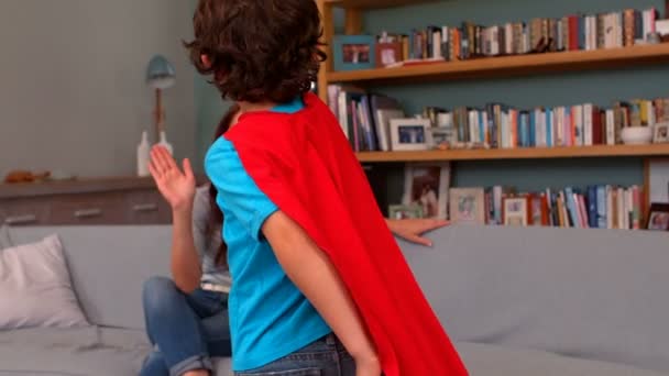 Hijo fingiendo ser un superhéroe — Vídeo de stock