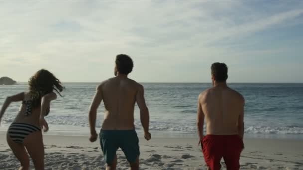 Amigos saltando en la playa — Vídeo de stock