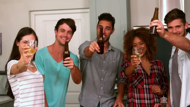 Amigos brindando con cervezas y vino — Vídeo de stock