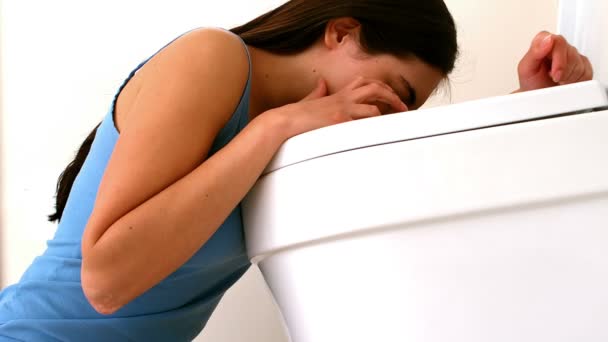 Vista posteriore della donna che vomita in bagno — Video Stock