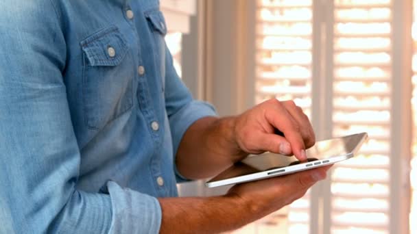 Hombre usando su tableta — Vídeo de stock