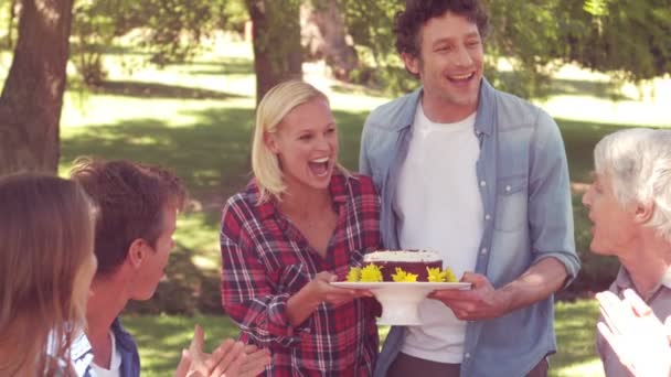 Familia feliz teniendo un picnic — Vídeo de stock
