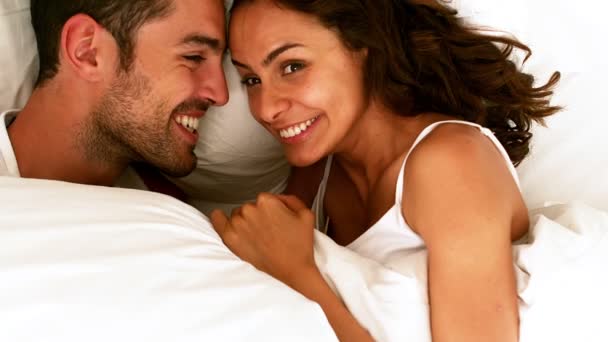 Pareja feliz divirtiéndose en la cama en casa — Vídeos de Stock