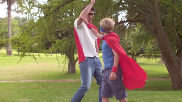 Vader en zoon voorwenden om superheld — Stockvideo