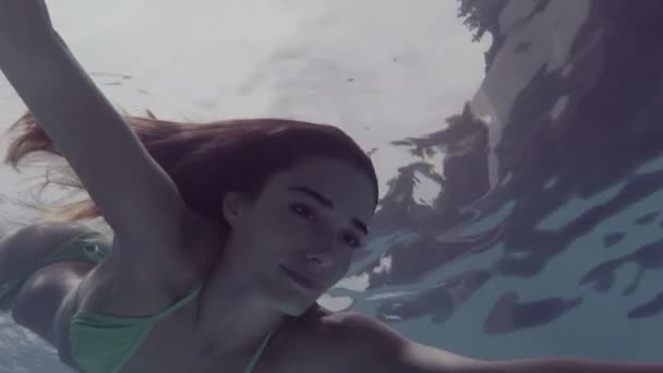 Fit mulher nadando na piscina — Vídeo de Stock