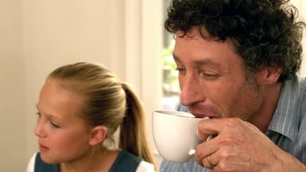 Pai bonito tomando café — Vídeo de Stock