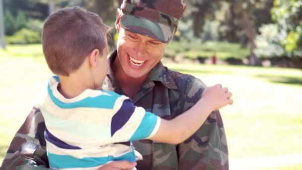 Guapo soldado reunido con su hijo — Vídeo de stock