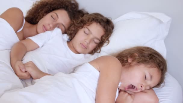 Madre e hijos durmiendo — Vídeos de Stock