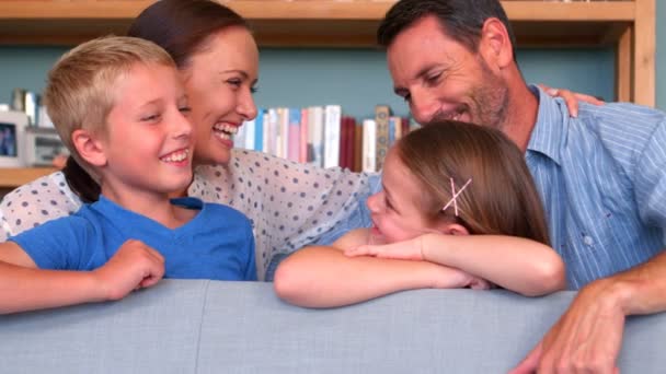 Sonriente familia hablando juntos — Vídeos de Stock