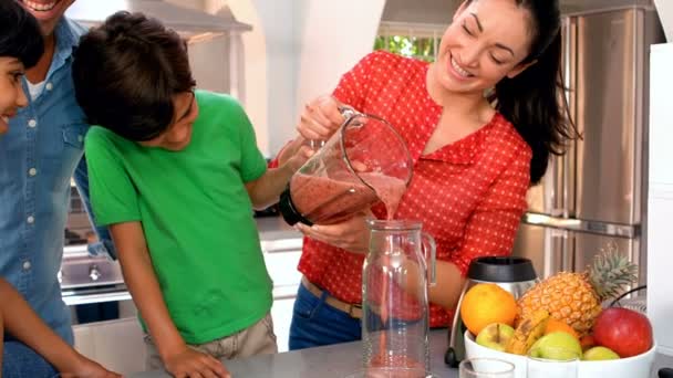 Familie maken smoothie samen — Stockvideo