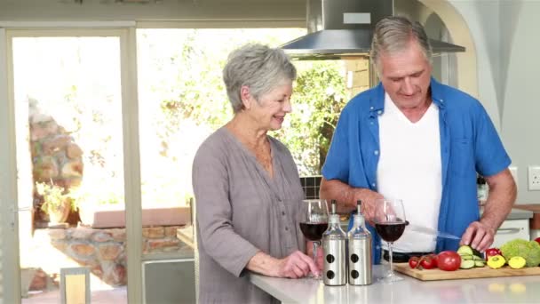 Gelukkige senior paar maken een salade — Stockvideo