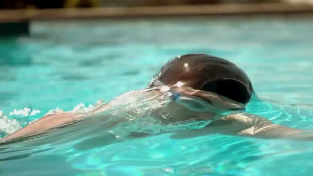 Uomo in forma nuotare in piscina — Video Stock