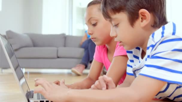 Niños enfocados escribiendo en el portátil — Vídeos de Stock