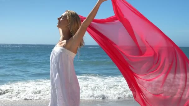 Женщина держит полотенце над головой — стоковое видео