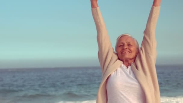 幸せな年配の女性の手を上げる — ストック動画