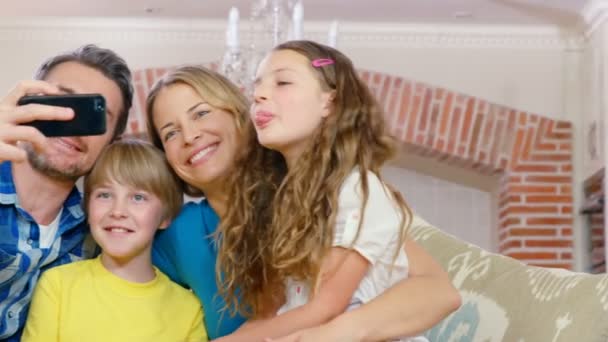 Щаслива сім'я приймає селфі — стокове відео