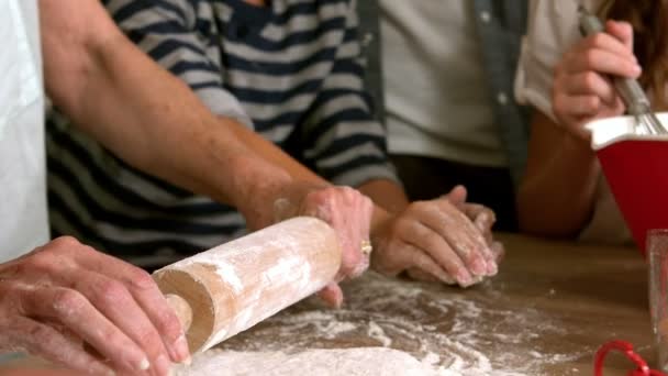 Nettes Mädchen bereitet einen Kuchen zu — Stockvideo