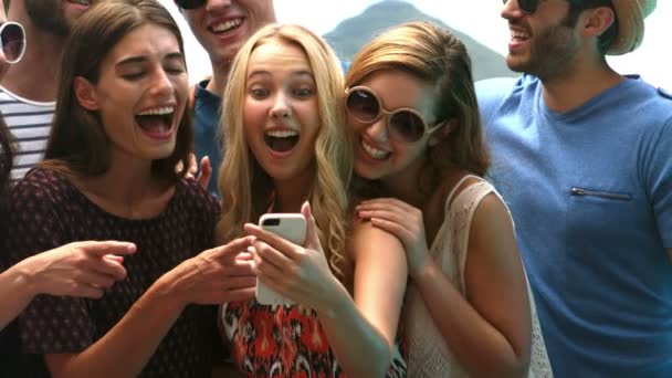 Счастливые друзья смотрят смартфон — стоковое видео