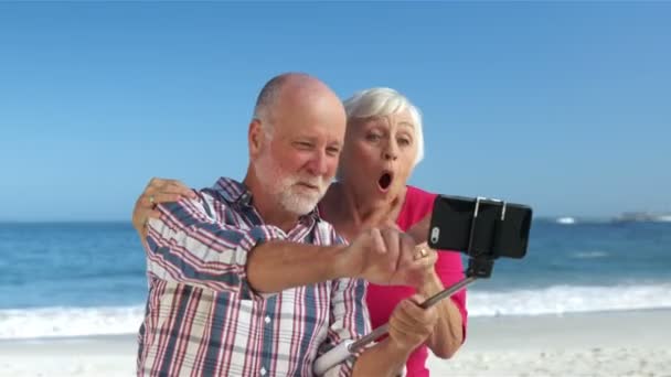 Starší pár přijetí selfie — Stock video