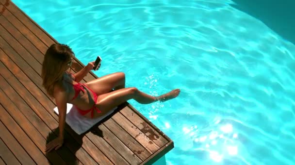 Brune attrayante reposant et utilisant un smartphone — Video