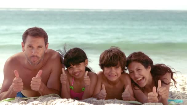 Familia feliz sonriendo con los pulgares arriba — Vídeo de stock