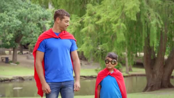 Vader en zoon voorwenden om superhelden — Stockvideo