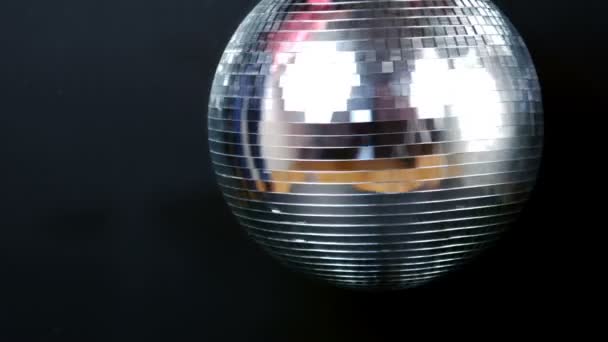 Vista de una bola de disco giratoria — Vídeo de stock