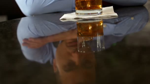 Hombre cansado tomando un whisky — Vídeo de stock