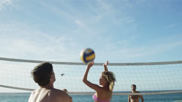 Amigos jugando voleibol playa — Vídeo de stock
