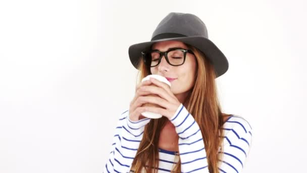 Brunette with eyeglasses and hat drinking coffee — Stock Video