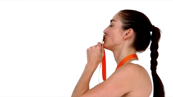 Glücklicher Athlet küsst Medaille — Stockvideo