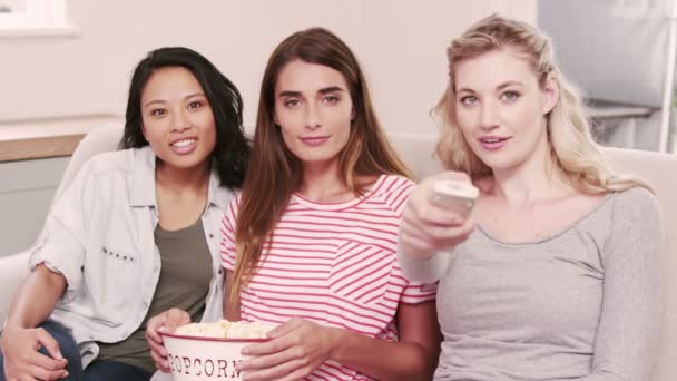 Amigos do sexo feminino assistindo um filme — Vídeo de Stock